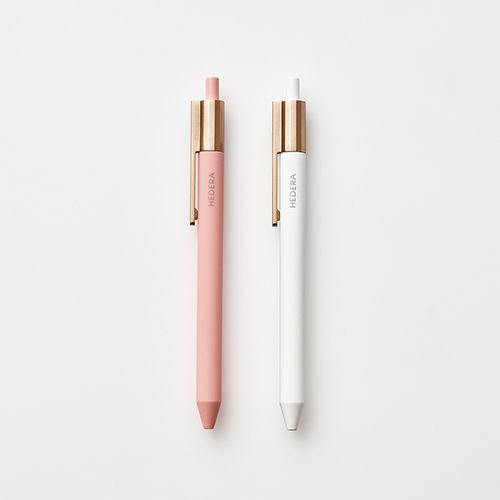 Office-pens-and-pencils-neatly-arranged-on-desk