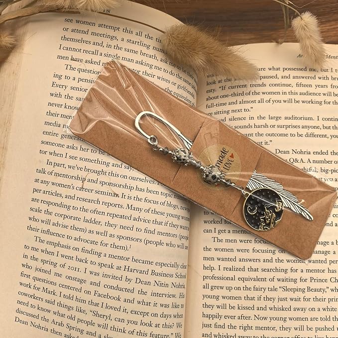 Retro Metal Bookmark for Bookish Gifts Funny Inspired Book Mark Book Accessories Book Lover Gifts for Women Men(Moon and Star-Gold)