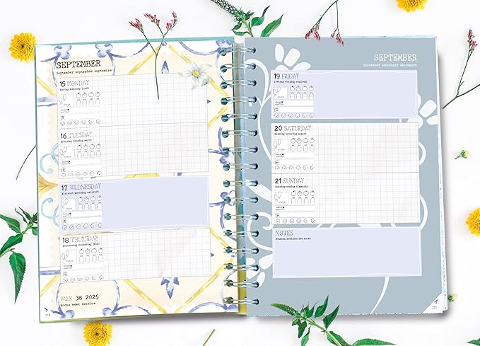 Daphne's Diary Daily Planner Journal 2025 | Everyday Agenda with Creative Designs, Fold-Out Montly Overviews, Shopping Lists | Decorative Weekly Planner Scrapbook full of art paper and art supplies